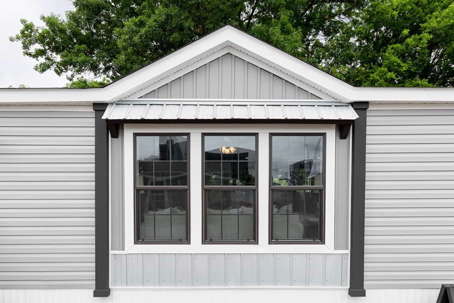 mobile room with metal roof